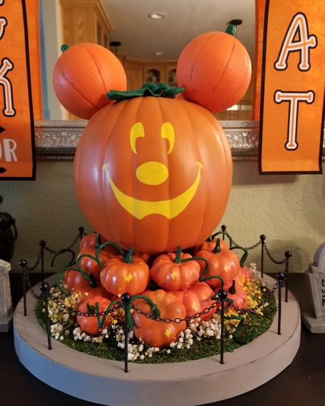 Main street Mickey pumpkin Disneyland Mickey Pumpkin, Disney Themed Halloween Decorations, Disney Fall Decor, Mesa Halloween, Levi Birthday, Disney Halloween Decorations, Mickey Decorations, Disney Halloween Parties, Halloween Themes Decorations