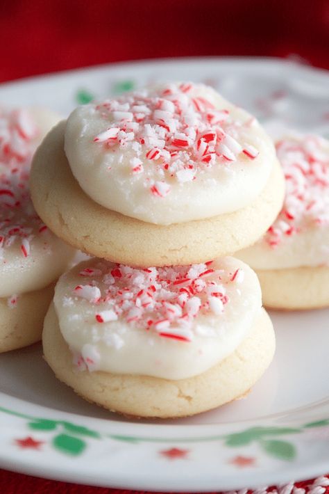 Peppermint Meltaway Cookies - Charm Recipes Peppermint Meltaway Cookies, Meltaway Cookies Recipe, Peppermint Meltaways, Gluten Free Cookie Bars, Meltaway Cookies, Favorite Holiday Desserts, Holiday Baking List, Peppermint Candies, Peppermint Extract