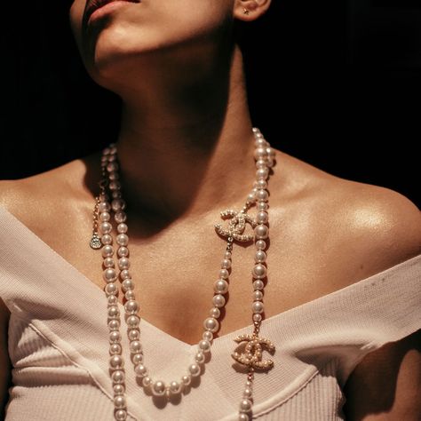 Pearl Necklace Aesthetic, Chanel Pearl Necklace, Danty Jewelry, Vintage Chanel Jewelry, Chanel Jewelry Necklace, Jewellery Pearl, Chanel Pearl, Mode Editorials, Necklace Outfit