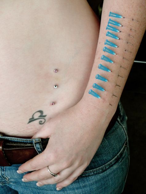 Unique Dermal Piercing, Dermal Piercing Arm, Play Piercings, Play Piercing, Self Piercing, Facial Piercings, Dermal Piercing, Cute Piercings, Piercings Unique