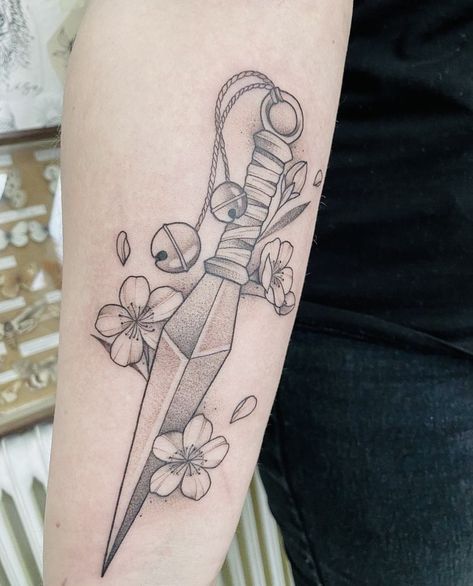 Kunai tattoo Naruto Bells Tattoo, Naruto Flower Tattoo, Kuni Knife Tattoo Naruto, Naruto Kunai Tattoo, Kunai Tattoo Design, Kunai Tattoo, Kunai Naruto, Anime Tats, Pinterest Drawings