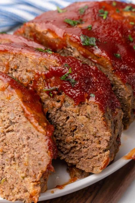 Ninja Foodi meatloaf is made with ground beef, spices, and seasonings, and is finished off with a yummy ketchup and brown sugar glaze! Copycat Food, Ground Beef Breakfast, Cracker Barrel Meatloaf, Baked Meatloaf, Spaghetti With Ground Beef, Chicken Meatloaf, How To Cook Meatloaf, Classic Meatloaf Recipe, Beef Dinners