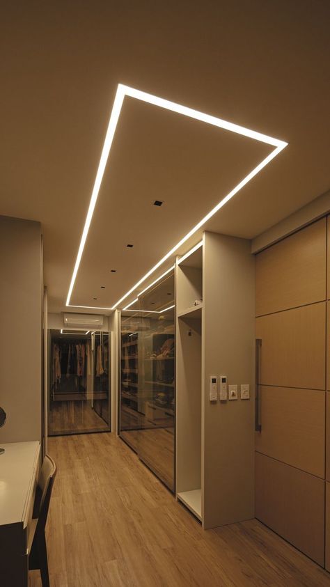 No teto do closet, o perfil de embutir recuado aplica uma luz uniforme sobre os armários, valorizando as cores naturais das roupas e acessórios com seu alto IRC (93). Ideas To Decorate Your Room, Light Design Ideas, Linear Ceiling Light, Bedroom Fan, Wooden Ceiling Design, Ceiling Cladding, Ceiling Fan Installation, Living Room Ceiling Fan, Walking Closet