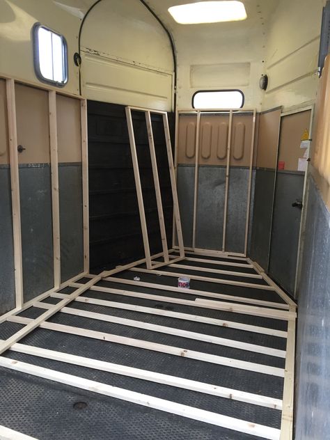 Diy Bar Trailer, Horse Trailer Bar Conversion Diy, Diy Horse Trailer Remodel Bar, Horsetrailer Bar Interior, Horse Trailer Tap Bar, Horse Box Catering Trailer, Converted Horse Trailer, Horsebox Bar, Foodtrucks Ideas