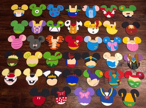 Saw this idea in a Disney group for collecting character signatures. Might use similar designs for family t-shirts. Disney Coasters Diy, Disney Diy Ornaments, Disney Characters Heads, Disney Diy Christmas Ornaments, Character Signatures, Disney Ornaments Diy, Disney Themed Classroom, Deco Disney, Disney Diy Crafts