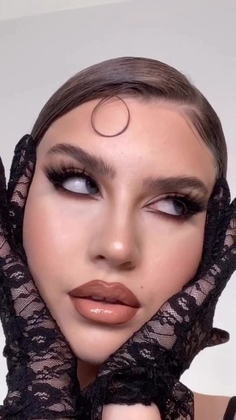 Abby Roberts, Kardashian Makeup, Alexa Demie, Halloween Eye Makeup, Halloween Makeup Inspiration, Makeup Tutorial Video, Edgy Makeup, Makeup Eye Looks, Creative Eye Makeup