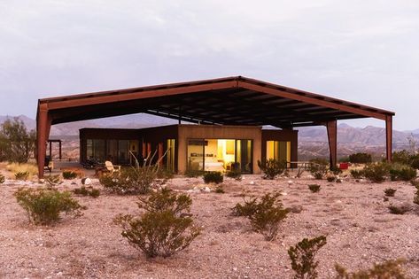 This modern home on the outskirts of Marfa began with a simple vision—a giant metal structure, 20-feet-tall, offering shade over a spare 2-bedroom, 3-bath modern home, with 360-degree views that stretch to the Mexican border. Living Off Grid, Desert Chic, Mexican Border, Desert Decor, Modern Desert, Metal House, Chic Spaces, Desert Homes, Modern Loft