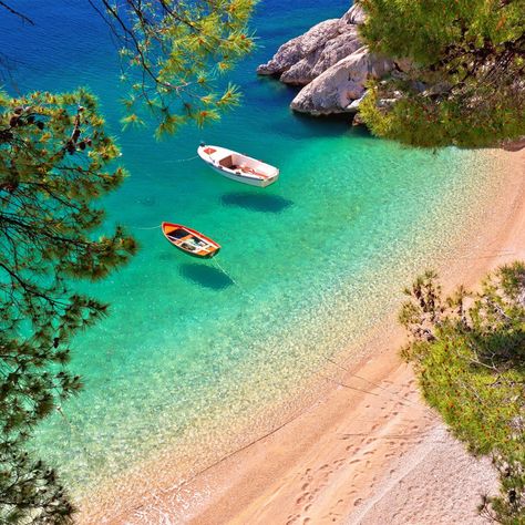 Croatia Beautiful Places, Croatia Landscape, Brela Croatia, Beach Environment, Landscape Europe, Croatia Beaches, Beach Europe, Beaches In Europe, Europe Beach