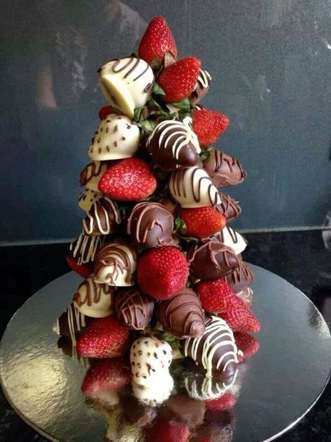 Chocolate Covered Strawberry Tree, Christmas Strawberry, Appetizer Display, Fruit Christmas Tree, Amazing Food Platters, Strawberry Tree, Fruit Appetizers, Fruit Creations, Fruit Platter Designs