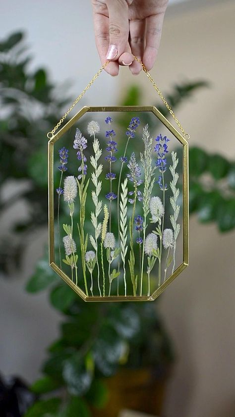 Lavender Pressed flower frame art. #herbarium #botany #seasons #nature #garden Pounded Flowers, Pressed Lavender, Framed Botanical Art, Pressed Flowers Diy, Pressed Flowers Frame, Lavender Art, Framed Flower Art, Pressed Flower Frame, Pressed Flower Crafts