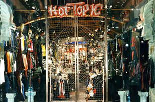 24 Things That Seemed Really Cool To '00s Kids Hot Topic Aesthetic, Old Hot Topic, Early Internet, 90s Mall Goth, Hot Topic Store, High Converse, Zine Ideas, Kid Aesthetic, Wonder Woman Shirt