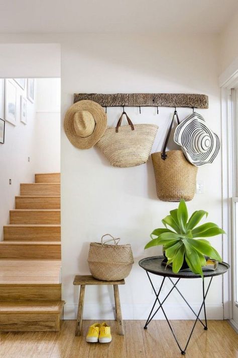 How to decorate your wall with straw hats, bags and baskets? – ziveli House Entrance Design, Entryway Basket, Beautiful Beach Houses, Ideas For House, Tropical Home Decor, Entry Way Design, Home Decor Baskets, Entrance Design, House Entrance