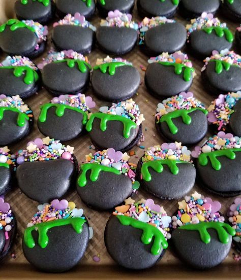 Hocus Pocus Macarons, Halloween Macaron Ideas, Halloween Macarons Flavors, Bat Macarons, Spooky Macarons, Mummy Macarons, Macroons Recipe, Halloween Macaroons, Fall Macarons