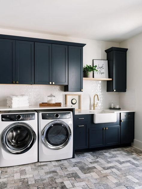 laundry room with dark blue cabinets with white washer/dryer Dark Ceiling Laundry Room, Navy Blue Cabinets Laundry Room, Dark Blue Cabinets Laundry Room, Navy Blue Washer And Dryer Laundry Room, Laundry Room With Black Cabinets, Laundry Room Blue Cabinets, Cabinets Over Washer And Dryer, Dark Blue Laundry Room, Blue Laundry Room Ideas