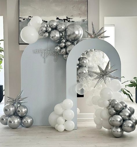 Hollow Arch Backdrop, Trending Balloon Decor, Grey Birthday Decorations, Party Decor Trends 2024, Modern Balloon Decor, Outdoor Decorations Ideas, Silver Party Decorations, Christmas Party Backdrop, Pretty Balloons