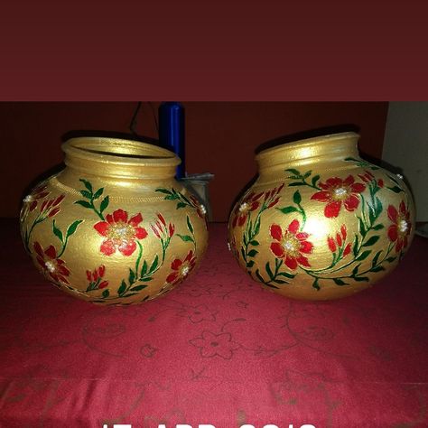 Mostly at some places like Telangana,,for wedding they kept pots as a tradition,,so here these are pots made by me ,for my friends marrrige Matka Decoration Pots Wedding, Pot Decorating Ideas Indian, Matka Design, Kalash Design, Kalash Decoration, Blank Wedding Invitations, Gold Jewels Design, Pottery Painting Designs, Wedding Crafts Diy