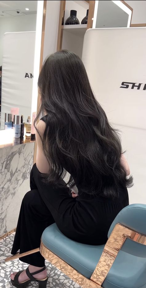 Korean Haircut Long, Korean Hairstyle Long, Black Hair Korean, Korean Wavy Hair, Korean Makeup Trends, People From The Past, Korean Long Hair, Asian Long Hair, Hair Inspiration Long