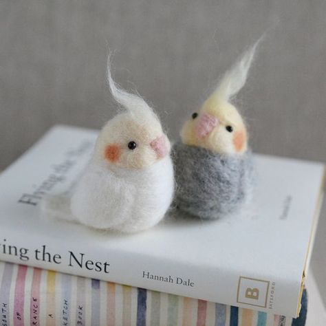 Cute Things To Needle Felt, Needle Felting Inspiration, Needle Felt Bird, Cute Needle Felted Animals, Needle Felted Animals Easy, Felt Art Projects, Cute Needle Felting Ideas, Needle Felting Cute, Felting Birds