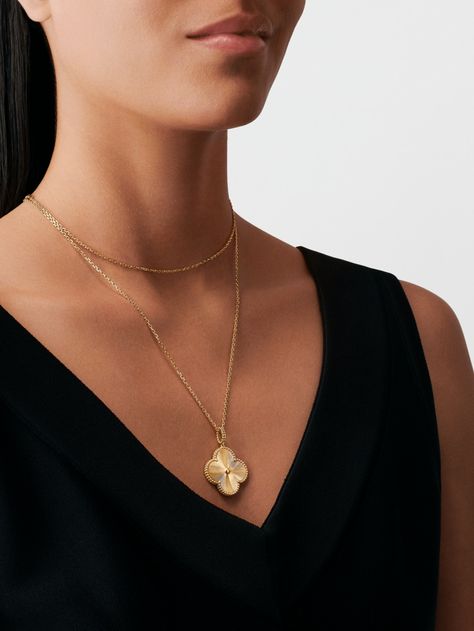 Magic Alhambra long necklace, 1 motif - VCARP4KO00 - Van Cleef & Arpels Alhambra Pendant, Gold Vans, Diamond Jewelry Set, Beautiful Gold Necklaces, Gold Long Necklace, Long Pendant Necklace, Van Cleef Arpels, Long Pendant, Cool Necklaces