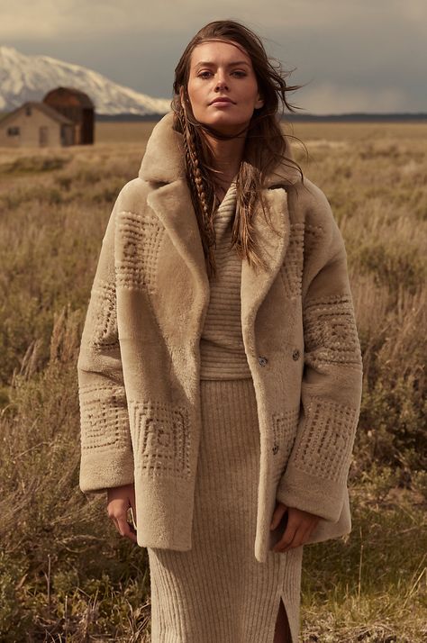 Wool Coats, Sheepskin Coat, Mode Boho, Mode Chic, Collared Coat, Shearling Coat, Foto Inspiration, Women's Coats, Coat Fashion