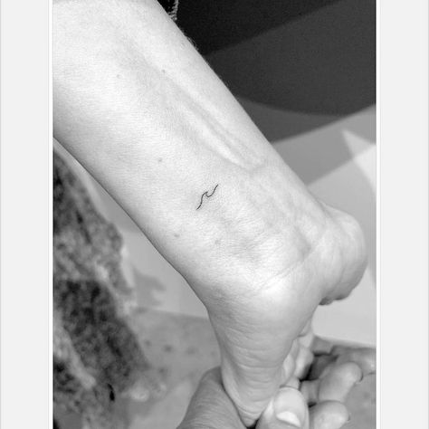 Minimalist Wave Tattoo, Wave Tattoo Wrist, Wellen Tattoo, Wrist Tattoos Words, Winter Tags, Tattoo On The Wrist, Small Wave Tattoo, Minimalist Tattoo Small, Wave Tattoo