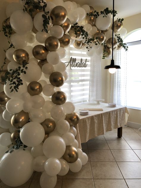 Engagement Party White And Gold, White And Gold Engagement Party Decor, Baptism Balloon Arch, White And Gold Balloon Arch, Balloon Arch With Greenery, White And Gold Engagement Party, Baloon Decorations White And Gold, Gold And White Decorations Party Ideas, White And Gold Balloon Arch With Flowers