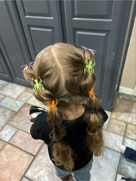 Spider Bubble Braids, Halloween Hair Spider, Spider Hairstyle, Gigi Hair, Monster Hair, Mascaras Halloween, Bubble Braids, Easy Toddler, Halloween Hair