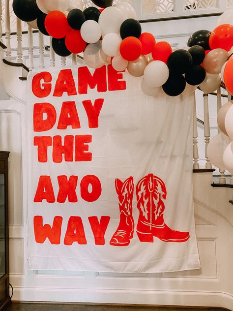 Tailgate Banner Sorority, Gameday Banner Sorority, Sorority Sheet Banners, Game Day Banner Sorority, Game Day Banners Football, Frat Banner Ideas, Game Day Decor, Banners Sorority, Sorority Banner Ideas