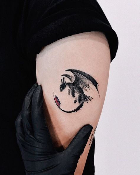 How To Train Dragon Tattoo, How To Train Your Dragon Tattoos, How To Train Your Dragon Tattoo, Toothless Dragon Tattoo, Fourth Wing Tattoo, Toothless Tattoo, Baby Dragon Tattoos, Tatuaje Studio Ghibli, Nerdy Tattoos