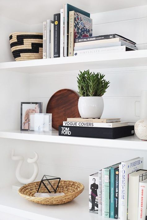 Amber Lewis of Amber Interiors gives you quick and easy steps to achieve a perfectly stylized bookshelf. Diy Regal, California Bungalow, Styling Shelves, Decorating Bookshelves, Bookcase Styling, Bookshelf Styling, Decorating Shelves, Vogue Covers, Amber Interiors