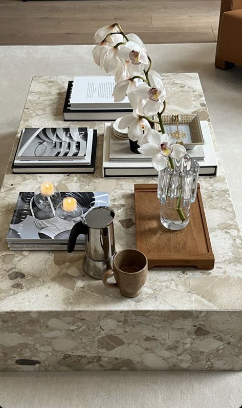 Tafel Decor, Coffee Table Styling, Dream House Interior, Marble Coffee Table, Apartment Inspiration, Dream House Decor, Decorating Coffee Tables, Book Decor, Interior Inspo