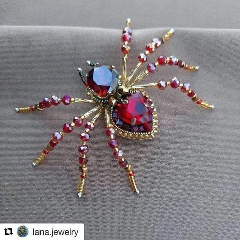 Spider Crafts, Beaded Flowers Patterns, Beaded Spiders, Diy Bead Embroidery, Lana Jewelry, Insect Jewelry, Bead Embroidery Jewelry, Beaded Crafts, Unusual Jewelry