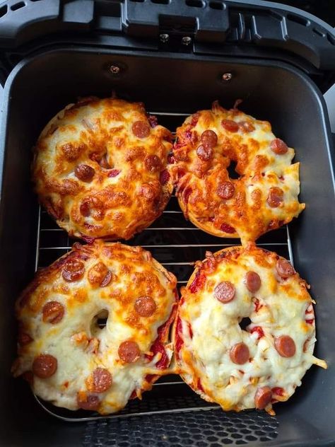 Easy Air Fryer Recipes! | Made air fryer pizza bagels don't look the best but tasted insane  | Facebook Airfryer Pizza, Air Fryer Pizza, Pizza Bagels, Healthy Food Menu, Air Fried Food, Cheap Healthy Meals, Food Snacks, Quick Healthy Meals, Pizza Toppings