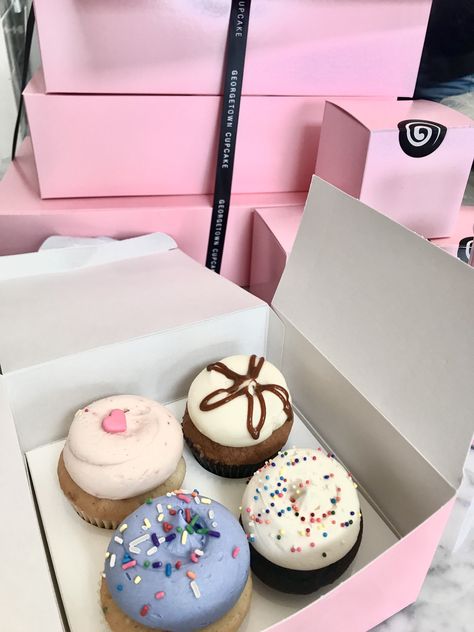 Small Business Cupcakes, Cupcake Buisness Ideas, Korean Cupcakes, Cute Cupcakes Aesthetic, Cute Bakery Aesthetic, Cupcakes Packaging, Cupcake Food Truck, Aesthetic Cupcakes, Gourmet Cupcake Recipes