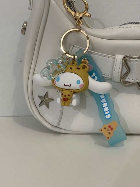 Cinnamon Roll Sanrio Merch, Cinnamon Roll Aesthetic Sanrio, Cinamoroll Keychain, Cinnamonroll Aesthetic, Cinamonroll Sanrio, Collectors Room Ideas, Cinnamon Roll Sanrio, Emo Accessories, Hello Kitty Imagenes