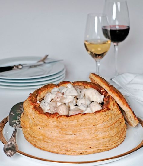 Savez-vous quelle est la différence entre le vol au vent et les bouchées à la reine ? Moi, je crois que le vol au vent est la version XXL des bouchées, si je me trompe, dites-le moi ! Spectaculaire lorsqu'on l'apporte à table, il est un peu moins joli... Puff Pastry Appetizers, Pastry Cook, Vol Au Vent, Savory Pastry, Frozen Puff Pastry, European Food, Just Cooking, Creamy Chicken, Sweets Desserts