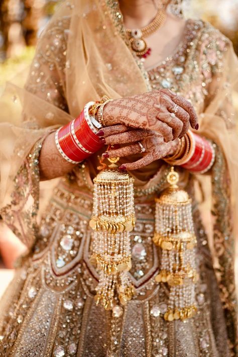 Photo of Bride Wearing Golden Kaleerein Kaleera Designs, Bridal Jewlery, Photo Of Bride, Bridal Jewellery Inspiration, Wedding Dresses Men Indian, Bridal Chura, Fancy Accessories, Mehndi Design Pictures, Latest Bridal Dresses