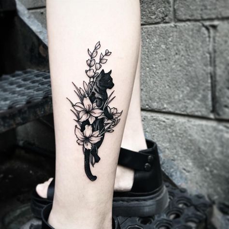 Cat with Lilies on Side Calf Kitten Tattoo, Black Cat Tattoos, 13 Tattoos, Mom Tattoo Designs, Circle Tattoos, Cat Tattoo Designs, Lily Tattoo, Calf Tattoo, Up Tattoos