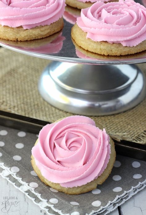 Rosette Sugar Cookies - soft and chewy sugar cookies frosted with buttercream rosettes! Plus an animated tutorial on how to do the piping! Sables Cookies, Piping Rosettes, Sugar Cookies Recipe Easy, Sweet Chips, Buttercream Rosettes, Soft And Chewy Sugar Cookies, Rosette Cookies, Life Love And Sugar, Creative Treats