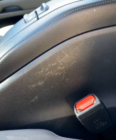 Here’s how you can get rid of scratched plastic in your car - it’s so easy Cleaning Vehicle Interior Tips, Clean Car Hacks Interior, Fix Car Scratches, How To Clean Dashboard In Car, How To Clean Your Car Interior, How To Clean Interior Of Car, Interior Car Cleaning Hacks, Car Detailing Diy Interior Cleaning, Detail Car Interior Diy