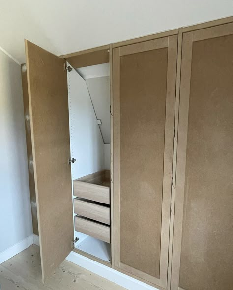 Wardrobe Under Roof, Diy Wardrobe Wall, Built In Wardrobe Ideas Sloped Ceiling, Slanted Ceiling Closet, Dressing Room Design Luxury, Dressing Room Design Small Space, Attic Bedroom Storage, Attic Wardrobe, Bedroom Built In Wardrobe