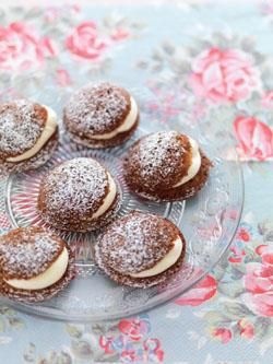 Indulge in a Kiwi classic with this delicious cinnamon oysters recipe. Fill with lush whipped cream, dust with icing sugar and enjoy with a cuppa for a real sweet treat Cinnamon Oysters, Mess Food, Whole Orange Cake, Kiwi Recipes, Braised Cabbage, Jam Tarts, Oyster Recipes, Bakewell Tart, Pies Maker