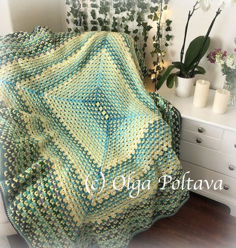 This is a pattern for a rectangular blanket that can be made in any size. Granny Rectangle Blanket, Crochet Granny Rectangle, Granny Rectangle, Granny Stitch, Crochet Blanket Afghan, Crochet Videos Tutorials, Crochet Baby Dress, Crochet Dress Pattern, Crochet Rose