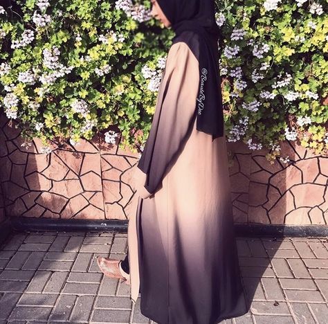 Ombre Abaya, Turkish Street Style, Dubai Street, Dubai Street Style, Casual Abaya, Ombre Fashion, Turkey Istanbul, Fashion Street Style, Modest Wear