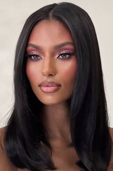 Red Carpet Makeup Black Women, Makeup Looks For Big Brown Eyes, Make Up For Events, Makeup Inspiration Colorful, Vintage Makeup Black Women, Bridal Makeup Purple, Make Up Ideas Creative, Eye Makeup For Dark Skin, Dark Skin Makeup Looks