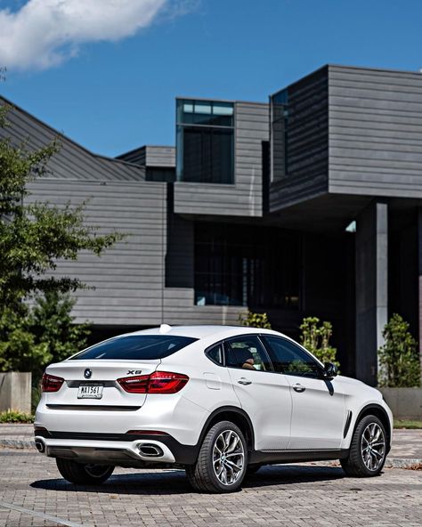 BMW X6..corner of prosperity ...pumping petro X6 Bmw, All Bmw Models, Bmw Car Models, Bmw White, Vintage Cars 1950s, Cars Suv, Pinewood Derby Cars, Bmw Classic Cars, Cars Bmw