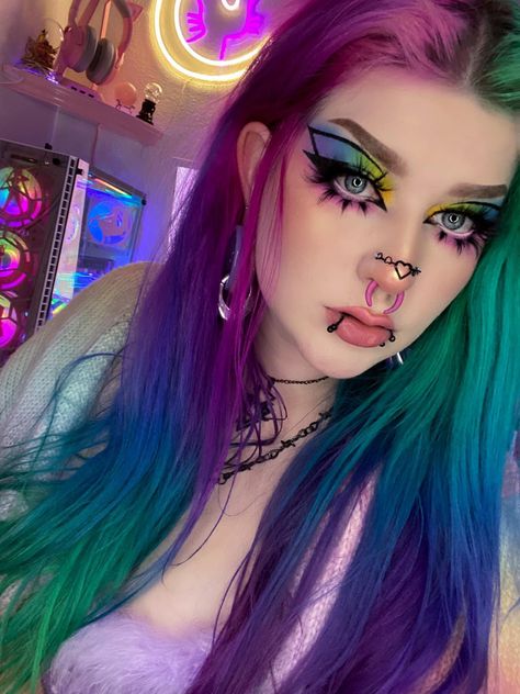 Rainbow Split Dye, Corte Wolf, Pierced Girls, Multicolor Makeup, Weird Haircuts, Color Block Hair, Nose Chain, Split Dye, Scene Makeup