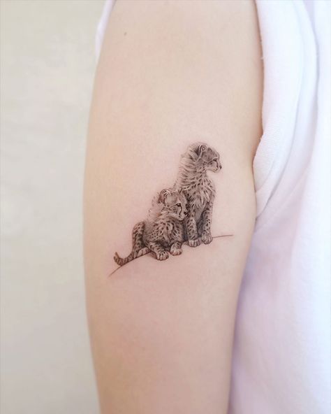 224 curtidas, 7 comentários - STUDIOBYSOL_Hansan (@hansantattoo) no Instagram: “/ Baby cheetah 🤎 #hansantattoo #studiobysol” Cheetah Tattoo, Tattoos Masculinas, Small Animal Tattoos, Cubs Tattoo, Baby Cheetah, Korean Tattoos, White Ink Tattoo, Underboob Tattoo, Diy Tattoo