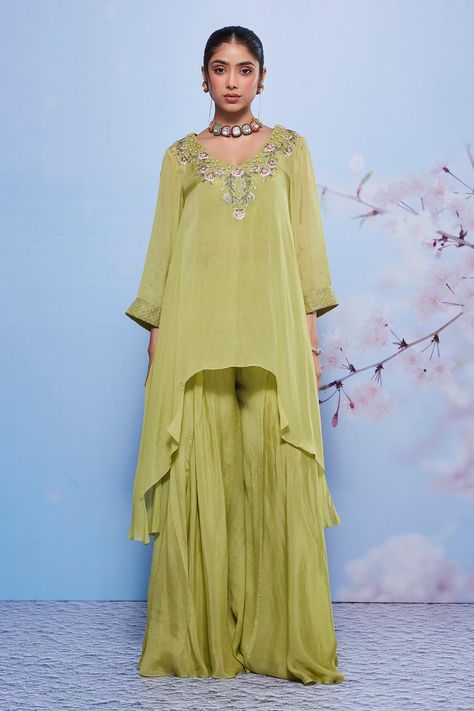 Kurta And Sharara Set, Kurta And Sharara, Simple Pakistani Dresses, Trendy Fashion Tops, Dream Wedding Ideas Dresses, Stylish Party Dresses, Sharara Set, Embroidered Neckline, Kinds Of Clothes