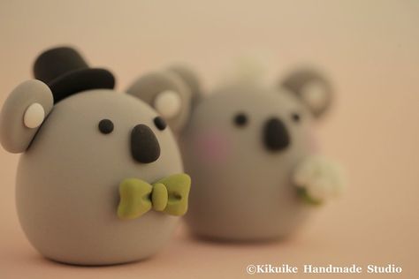 Koala Cake Topper, Koala Cake, Fimo Kawaii, Easy Clay Sculptures, Clay Crafts For Kids, Polymer Clay Kawaii, Diy Air Dry Clay, Cute Koala, Clay Diy Projects